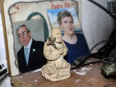 Ad affiancarlo c�era la moglie Angela, che riconosciamo in diverse foto conservate nel locale